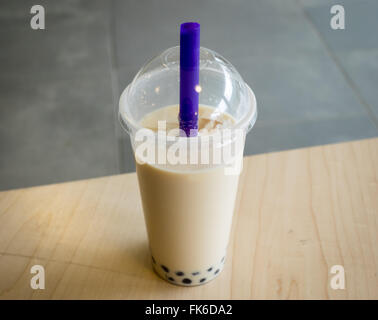 Un bubble tea (thé au lait pearl) avec des boules de tapioca. Banque D'Images
