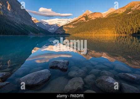 La lumière du soleil tôt le matin au lac Louise, dans les Rocheuses canadiennes, le parc national Banff, l'UNESCO, de l'Alberta, Canada Banque D'Images