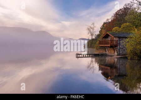 Duc de Portland à bateaux sur misty Ullswater en automne, Lake District, Cumbria, Angleterre, Royaume-Uni, Europe Banque D'Images