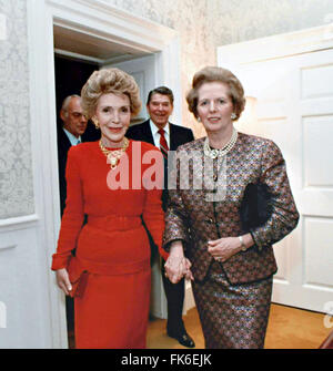 Première dame Nancy Reagan marche main dans la main avec le Premier ministre britannique Margaret Thatcher que le président Ronald Reagan et Denis Thatcher suivez au 10 Downing Street le 2 juin 1988 à Londres, au Royaume-Uni. Banque D'Images