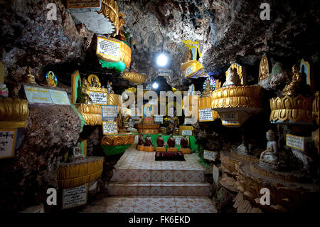 De nombreux sanctuaires de Bouddha à l'intérieur du temple de Shwe Oo Min Paya dans une grotte dans la région de Kalaw, Shan State, Myanmar (Birmanie), l'Asie Banque D'Images