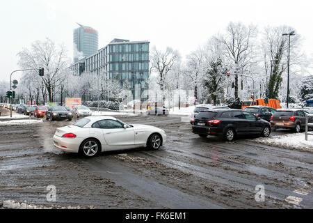 Les heures de pointe en hiver à Duesseldorf, Rhénanie du Nord-Westphalie, Allemagne Banque D'Images