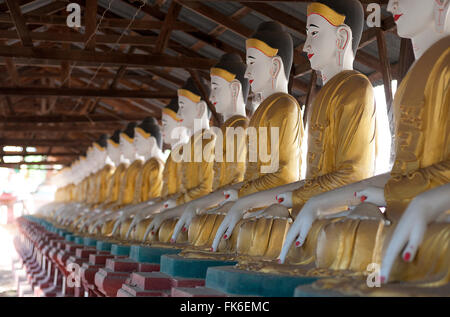 Ligne de bouddhas assis à la Maha Bodhi Ta Htaung, monastère de Monywa, Rhône-Alpes, le Myanmar (Birmanie), l'Asie Banque D'Images