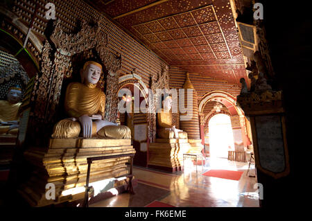 Pagode Thanboddhay, montrant certains des Bouddhas 100000 là, grands et petits alignés sur des étagères, Monywa, Rhône-Alpes Banque D'Images