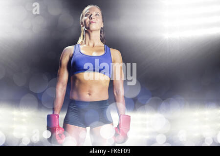 Image composite du comité permanent de l'athlète féminine avec des gants Banque D'Images