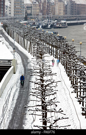 Rheinuferpromenade à Düsseldorf en hiver avec la neige. La Rhénanie du Nord-Westphalie, Allemagne Banque D'Images
