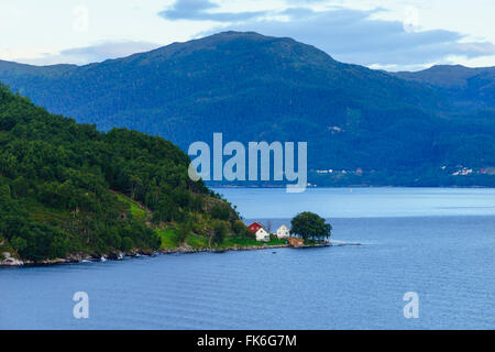 Petites maisons sur Storfjord (Storfjorden), Norway, Scandinavia, Europe Banque D'Images