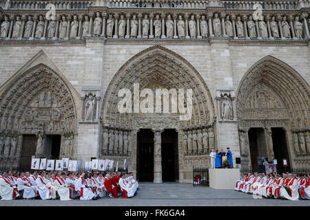 Prêtre ordinations à la Cathédrale Notre-Dame de Paris, Paris, France, Europe Banque D'Images