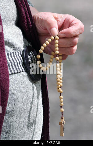 Sculptée à la main, chapelet Catholique Romaine, femme qui prie le mystère du Saint Rosaire, Haute Savoie, France, Europe Banque D'Images