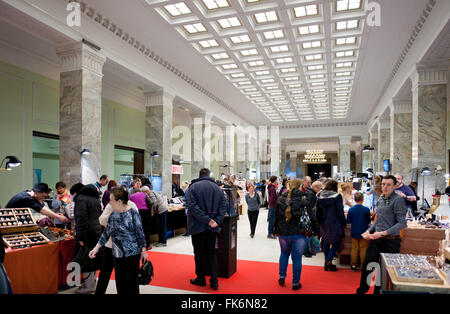 Les clients regarder assortiment de bijoux se dresse à l'Expo 2016 minéral de Varsovie, 5e édition, mars VI événement dans le Palace PKiN Banque D'Images