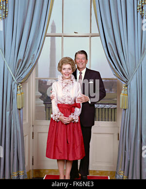 Portrait officiel du président Ronald Reagan et Première dame Nancy Reagan dans la salle Bleue à la Maison Blanche le 4 mars 1981 à Washington, DC. Banque D'Images