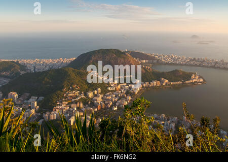 Une photo d'un coucher de soleil sur la Lagoa Rodrigo de Freitas à Rio de Janeiro, Brésil. Banque D'Images