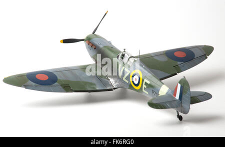 Supermarine Spitfire MkII, WW11, RAF marquages. 1:32 échelle fine modèle sur fond studio blanc. Banque D'Images