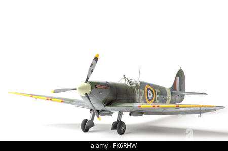 Supermarine Spitfire MkII, WW11, RAF marquages. 1:32 échelle fine modèle sur fond studio blanc. Banque D'Images