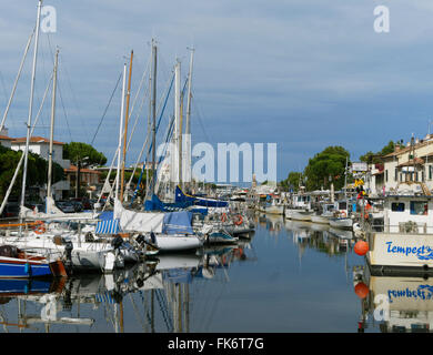 Chenal du port à Cervia, Emilie Romagne, Italie Banque D'Images