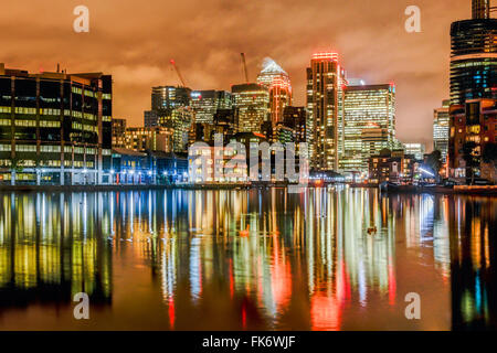 Canary Wharf à rainy night avec reflets colorés Banque D'Images