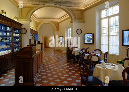 Chambre interne de la pharmacie Santa Maria Novella à Florence Italie créé il y a 600 ans par les moines florentin Banque D'Images