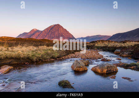 Lever du soleil sur la rivière et Coupall Buachaille Etive Mor Dearg Stob, Glen Coe, Highlands, Scotland, UK Banque D'Images