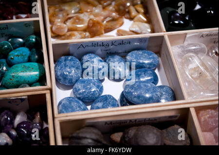 Minéral calcite bleu collection de pierres précieuses, assortiment à l'Expo 2016 minéral de Varsovie, 5e édition, mars VI dans le Palais de l'événement Banque D'Images