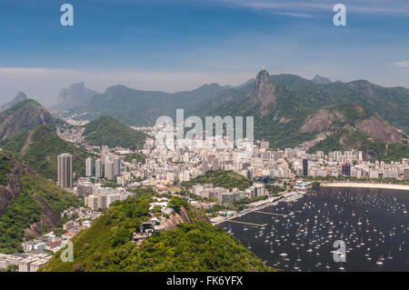 Vue aérienne de Rio de Janeiro à partir de la montagne Sugarloaf. Banque D'Images