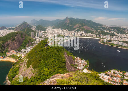 Vue aérienne de Rio de Janeiro à partir de la montagne Sugarloaf. Banque D'Images