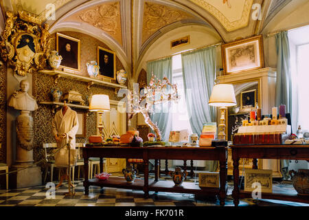 Chambre interne de la pharmacie Santa Maria Novella à Florence Italie créé il y a 600 ans par les moines florentin Banque D'Images