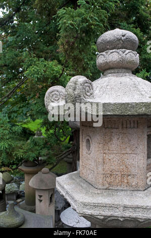 Lanternes de pierre japonais dans un jardin Banque D'Images