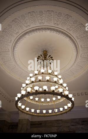 Lustre Luminaire de plafond ornementé dans PKiN polonais, le Palais de la Culture et de la science à Varsovie, Pologne, orientation verticale Banque D'Images