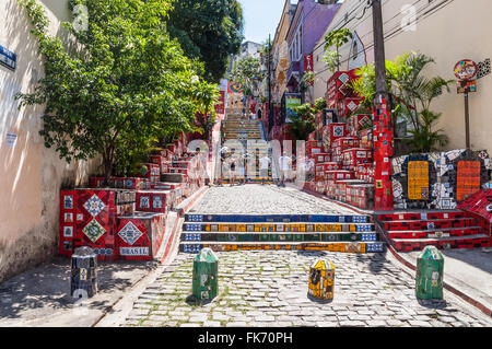 Les touristes sur l'Escalier Selaron à Lapa, Rio de Janeiro, Brésil Banque D'Images