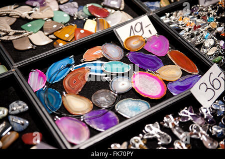 Couleur d'Agate pendentifs minéral Expo 2016 à Varsovie, 5e édition, mars VI événement dans le Palais de la Culture et des sciences, Pologne Banque D'Images