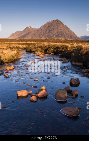 Début de la lumière sur la rivière et Coupall Buachaille Etive Mor Dearg Stob, Glen Coe, Highlands, Scotland, UK Banque D'Images