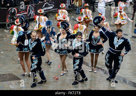 Halle, Belgique. 06 Mar, 2016. Groupe folklorique de la Bolivie participe au défilé pour le carnaval, 6 mars, 2016 à Halle, Belgium Crédit : Skyfish/Alamy Live News Banque D'Images