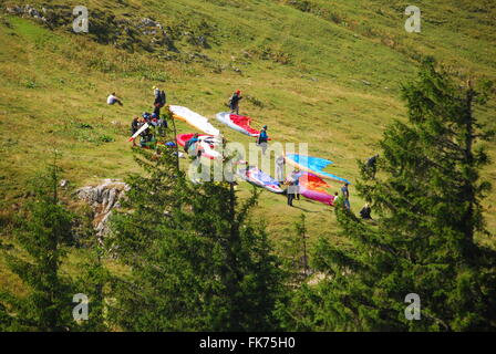 La mise en place de leur matériel de parapente sur une colline Banque D'Images