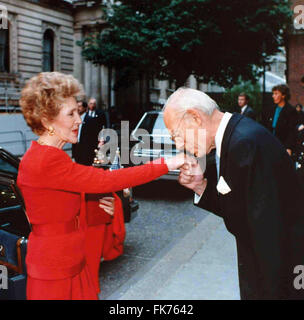 Denis Thatcher, mari de Margaret Thatcher, Premier Ministre britannique, accueille la première dame des États-Unis Nancy Reagan à l'arrivée au 10 Downing Street le 2 juin 1988 à Londres, au Royaume-Uni. Banque D'Images