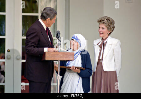 Le président américain Ronald Reagan présente Mère Teresa avec la Médaille de la liberté en tant que première dame Nancy Reagan regarde lors d'une cérémonie dans la roseraie de la Maison Blanche le 20 juin 1985 à Washington, DC. Banque D'Images