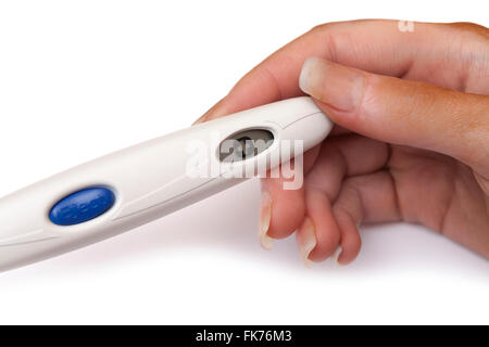 Femme tenant l'affichage numérique test de grossesse positif dans ses mains isolé sur fond blanc Modèle Libération : Oui. Biens : Non. Banque D'Images