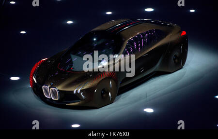 Le concept BMW Vision '100' d'être présentée à Munich, Allemagne, 7 mars 2016. Le 7 mars 1916, la "Bayerische Flugzeugwerke' (lit. Aéronefs bavarois "Œuvres") ont été fondées, plus tard nommé "Bayerische Motoren Werke" (lit. Moteur bavarois "Œuvres", BWM). PHOTO : SVEN HOPPE/dpa Banque D'Images