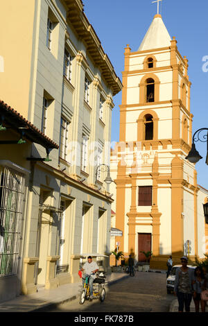 Camaguey, Cuba - 11 janvier 2016 : un vélo-taxi en face de Nuestra Señora de la Soledad église à Camaguey, Cuba Banque D'Images