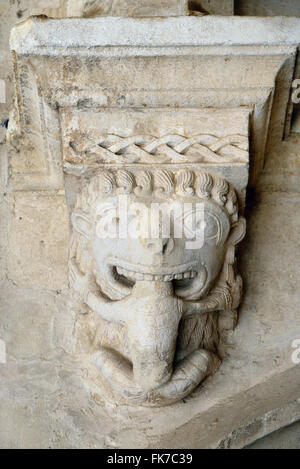 Monster ou tarasque dévorant un pécheur c12th sculpture romane dans les cloîtres de l'abbaye de Montmajour, près de Arles Provence France Banque D'Images