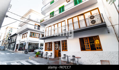 D'expressos disponibles à l'ouverture des cafés dans des rues de St Antoni de Portmany Iles Baléares, Espagne. Banque D'Images