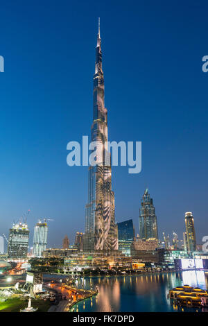 La tombée de la tour Burj Khalifa avec de magnifiques effets de lumière LED sur façade dans Dubaï Émirats Arabes Unis Banque D'Images
