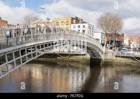 Ha'penny Bridge sur la rivière Liffey, Dublin, Irlande Banque D'Images