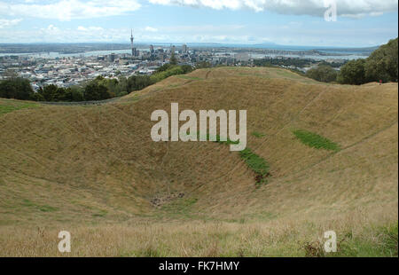 Le bassin du volcan sur le mont Eden, Auckland, île du Nord, en Nouvelle-Zélande. Banque D'Images