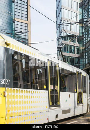 Le tramway près de Piccadilly Place dans le centre-ville de Manchester, Manchester, Angleterre. United Kingdom Banque D'Images