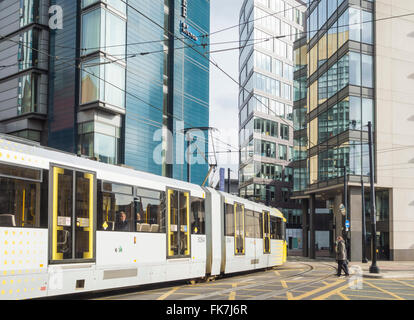 Le tramway près de Piccadilly Place dans le centre-ville de Manchester, Manchester, Angleterre. United Kingdom Banque D'Images