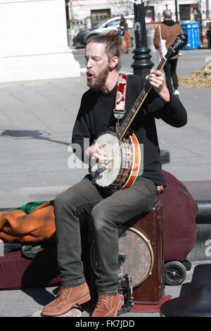 Jeune homme jouant du banjo Washington Square Park, Greenwich Village, New York City Banque D'Images