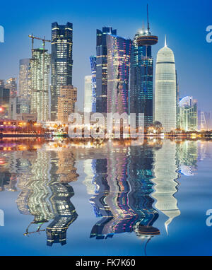 Vue de nuit le long de la Corniche au bord de l'horizon en direction de tours de bureaux modernes à Doha Qatar Banque D'Images