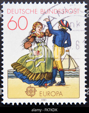 Allemagne - circa 1981 : timbre imprimé en Allemagne du nord de l'Allemagne montre couple dancing in costumes régionaux, vers 1981 Banque D'Images