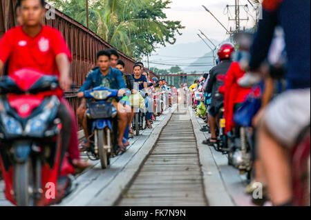 L'Asie. L'Asie du Sud-Est. Le Laos. Luang Prabang, la circulation sur le pont sur la rivière Nam Khan. Banque D'Images