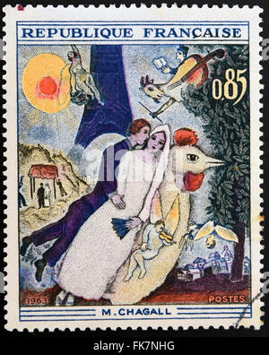 FRANCE - circa 1963 : timbre imprimé en France montre gravure après peinture couple marié à la Tour Eiffel par Marc Chagall Banque D'Images